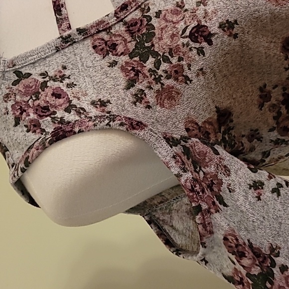 No Comment NY LA Floral Cold Shoulder Sweater - Large - Picture 4 of 9